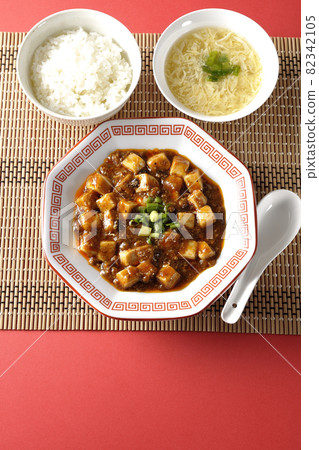 鳥瞰川式麻婆豆腐、米飯、雞蛋湯、黃芪,裡面含有大量的豆腐。 鳥瞰川式麻婆豆腐、米飯、雞蛋湯、黃芪,裡面含有大量的豆腐。 82342105