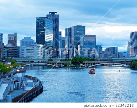 從大阪天神橋看黃昏的大川天神橋和建築物 82342218
