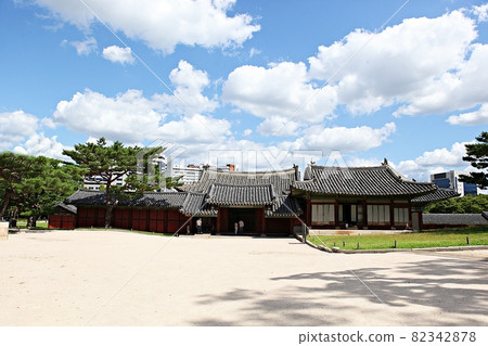 Changgyeonggung 82342878