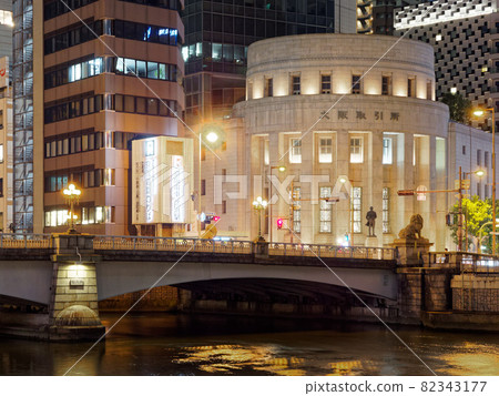 夜晚的大阪北濱 點亮大阪交易所和浪速橋 82343177