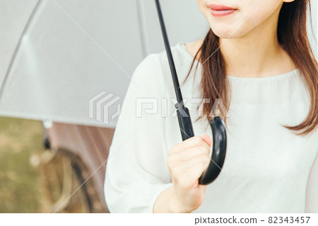 撐傘的女人 微笑等待的女人 見面的女人 82343457