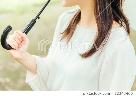 撐傘的女人 微笑等待的女人 見面的女人 82343460