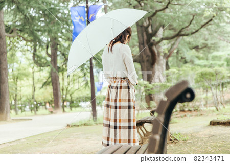撐傘的女人 等待的女人 等待的女人 82343471