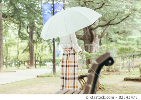 撐傘的女人 等待的女人 等待的女人 82343473