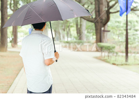 撐傘的男人，思想家，迷途的男人，等待的男人 82343484