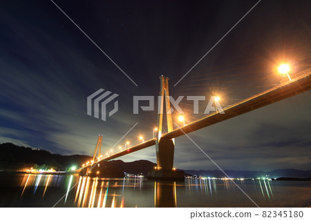 Oshiba Bridge that blends into the night sky 82345180