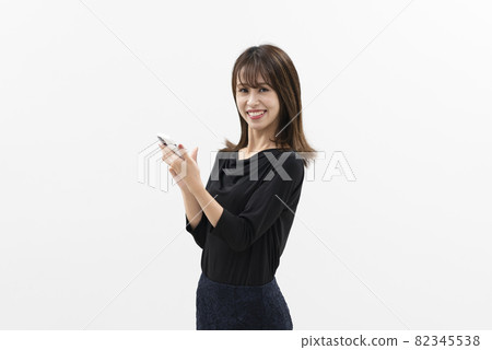 Woman using a smartphone 82345538