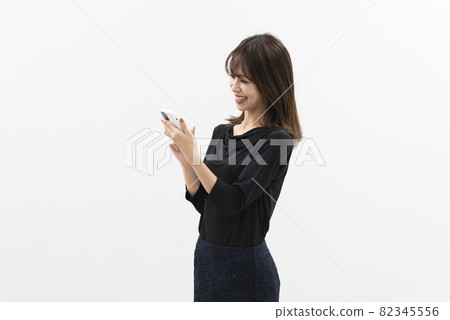 Woman using a smartphone 82345556