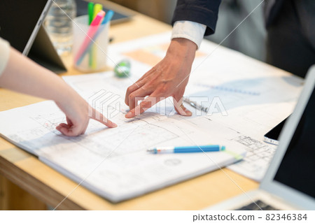 指出材料的男性商人 82346384