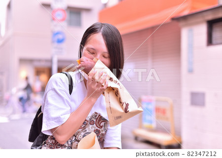 拿著烤紅薯的女人 7 拿著烤紅薯的女人 7 82347212