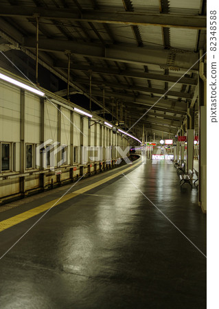 Early morning, the platform of the station before dawn Early morning, the platform of the station before dawn 82348588