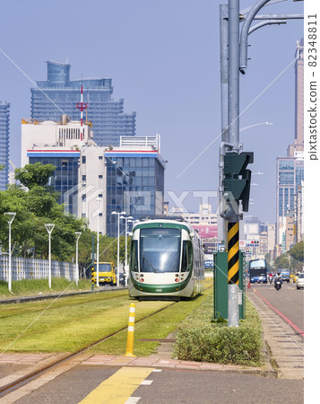 近高雄輕軌軟體園曲站 / 高雄輕軌, 台灣 82348811