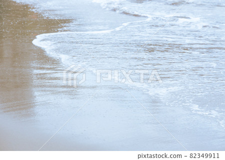 White waves on the beach 82349911