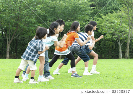 孩子們試圖跑步 82350857