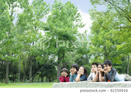 孩子們在他們的肚子上排隊 82350916