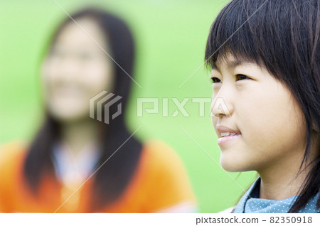 一個女孩很遠看 82350918