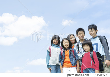 站在藍天下的笑臉孩子 82350974