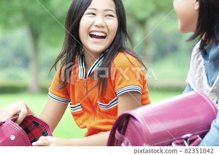 兩個背著書包的女孩 82351042