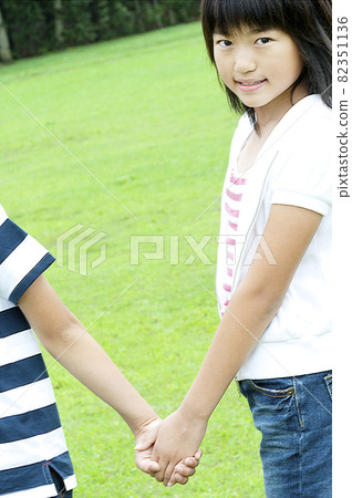 握手的女孩 82351136