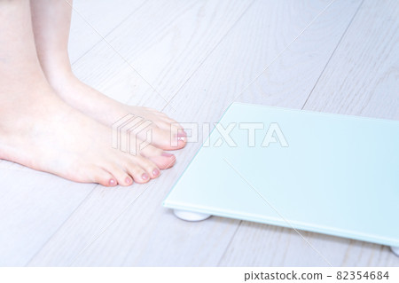 女性的腳稱重[零件切割] 82354684