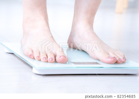女性的腳稱重[零件切割] 82354685
