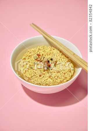 Instant noodles, instant noodles, wooden chopsticks 82354842