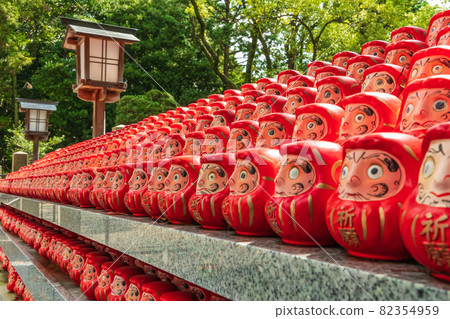 Narumi Shrine, Darumas lined up in a row <Nagoya City, Aichi Prefecture> 82354959