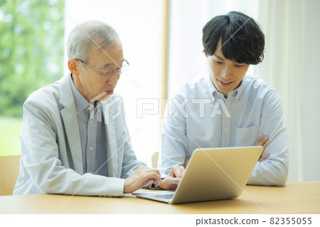 Senior men and young men talking Senior men and young men talking 82355055