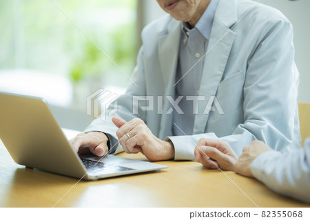 Senior men and young men talking 82355068