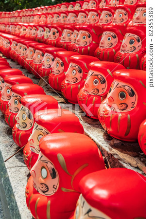 Narumi Shrine, Darumas lined up in a row <Nagoya City, Aichi Prefecture> 82355389