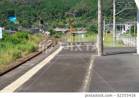 岡山縣新見市備中小次郎站藝備線月台和藝備線軌道 82355416