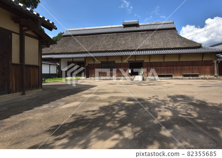 (Hyogo Prefecture) Hayashida Oshoya Former Miki Family Residence Irimaya-zukuri and thatched roof 82355685
