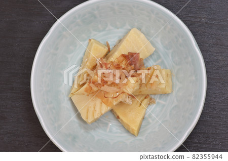 Boiled bamboo shoots with Tosa 82355944