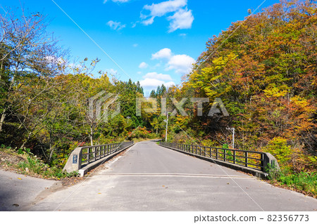 Autumn Hyakuzawa Highway (a mountain sightseeing road that runs between Mt. Iwaki and the Shirakami Mountains and connects Hirosaki and Ajigasawa on the Sea of Japan side) 82356773