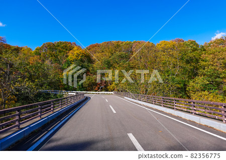 Autumn Hyakuzawa Highway (a mountain sightseeing road that runs between Mt. Iwaki and the Shirakami Mountains and connects Hirosaki and Ajigasawa on the Sea of Japan side) 82356775