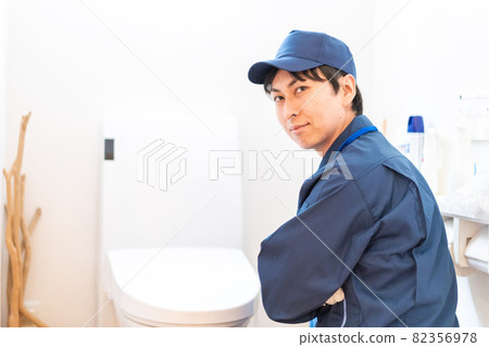 Technician doing toilet maintenance 82356978