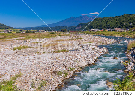 (Nirasaki City, Yamanashi Prefecture) Kamanashi River overlooking Yatsugatake in the upper reaches from Iritono Bridge (Nirasaki City, Yamanashi Prefecture) Kamanashi River overlooking Yatsugatake in the upper reaches from Iritono Bridge 82358969