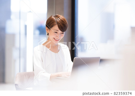 經營場景：在辦公室工作的女性 圖片合作：WEEK Shibadaimon（Sun Frontier Fudousan） 82359374