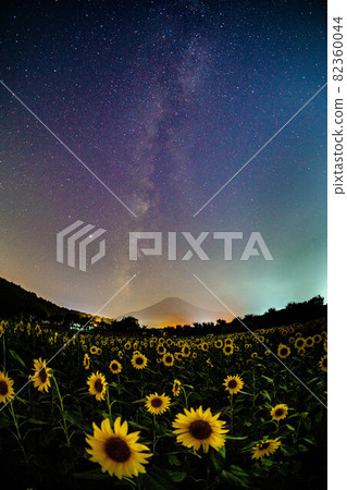 銀河系 x 向日葵 x 富士山 82360044