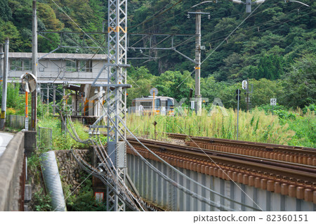 開往東城站的定期列車,停靠在岡山縣新見市備中小次郎站 開往東城站的定期列車,停靠在岡山縣新見市備中小次郎站 82360151