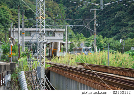 開往東城站的定期列車,停靠在岡山縣新見市備中小次郎站 開往東城站的定期列車,停靠在岡山縣新見市備中小次郎站 82360152