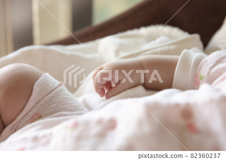 Baby's little hands 82360237