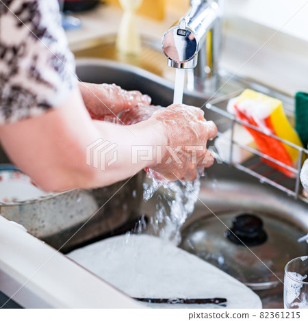 Senior female water work housewife [Senior lifestyle image] 82361215