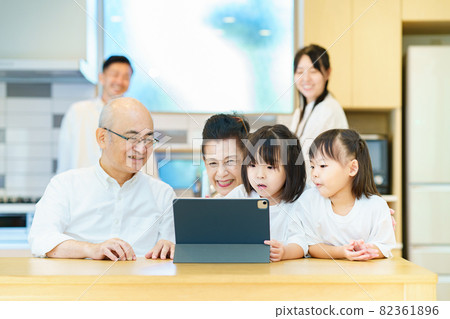 使用平板電腦的第三代家庭 使用平板電腦的第三代家庭 82361896