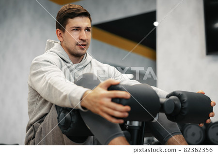 Young athlete doing abs exercises workout in modern gym 82362356