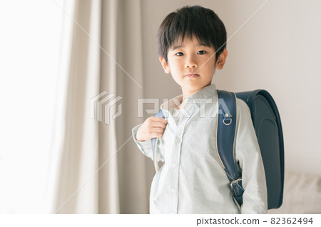 一個書包和一個男孩 82362494