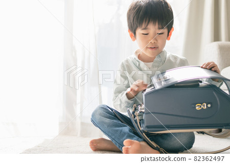 A school bag and a boy 82362497