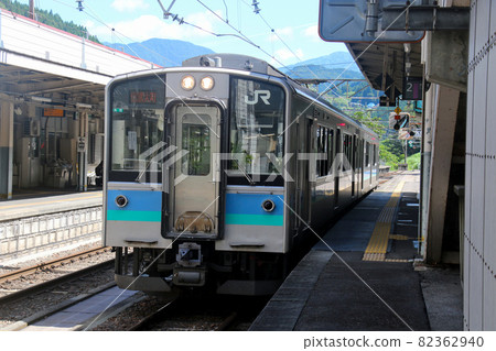 小谷村、安曇野郡、長野大糸線南小谷站2號線停JR東日本雲葉E127-100系列起 82362940