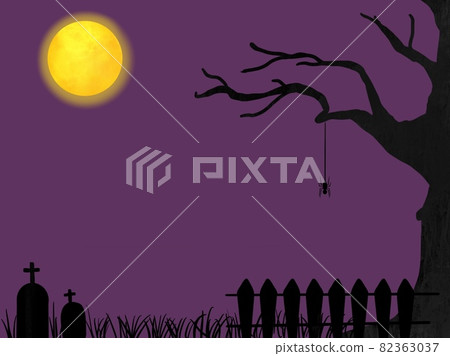 滿月在夜間照亮墓地、樹木和蜘蛛 82363037
