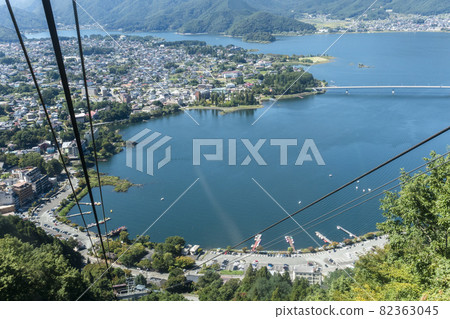 [Yamanashi Prefecture] Lake Kawaguchiko Lake Kawaguchi overlooking the Mt. Fuji Panorama Ropeway. 82363045
